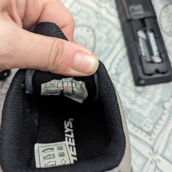 Size 13 youth Heelys - Picture 4 of 4